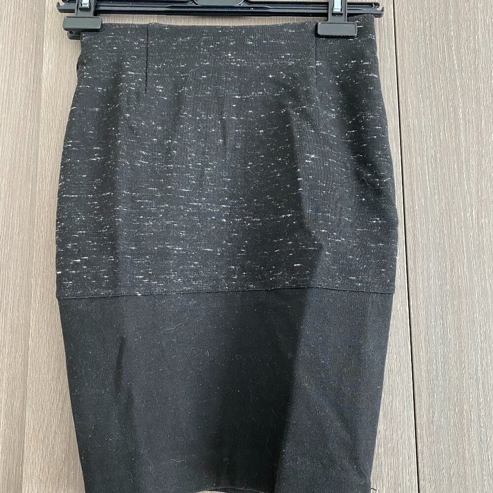 Wilfred Artiza Black Textured Zip-Detail Mini Skirt – Edgy & Chic